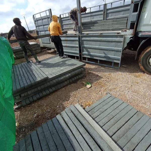 شحن اعمدة الاسمنتية لتسييج