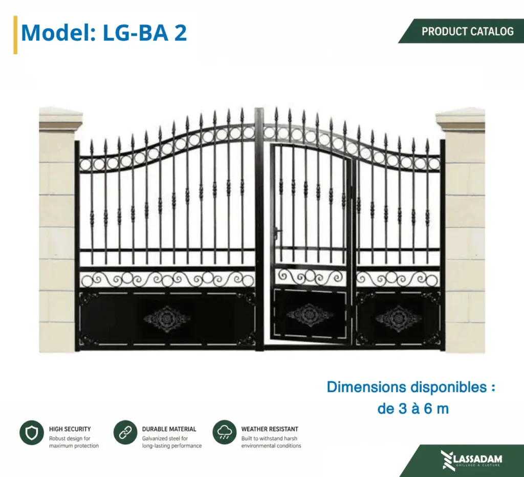Modèle de portail prestige en fer forgé noir avec volutes décoratives, pointes de sécurité supérieures et portillon intégré pour propriété agricole au Maroc.