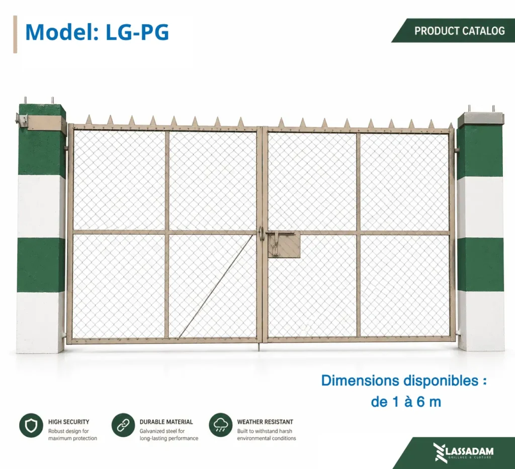 Modèle de portail en grillage galvanisé avec cadre métallique pour clôture de terrain agricole au Maroc.