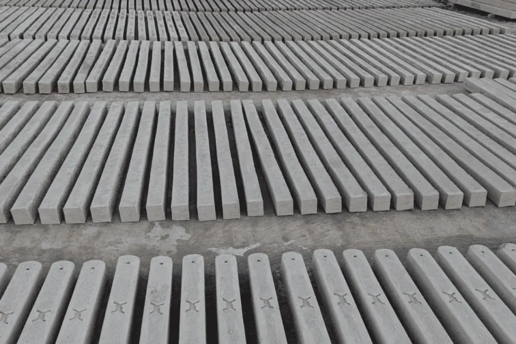 Stock de poteaux en béton armé préfabriqués dans une usine de fabrication de clôtures au Maroc.