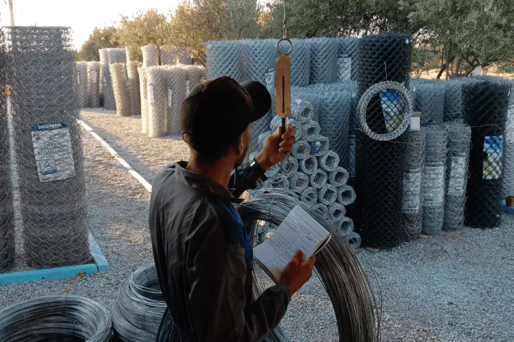Vérification de la qualité des rouleaux de grillage galvanisé et des fils de tension pour clôture agricole au Maroc.